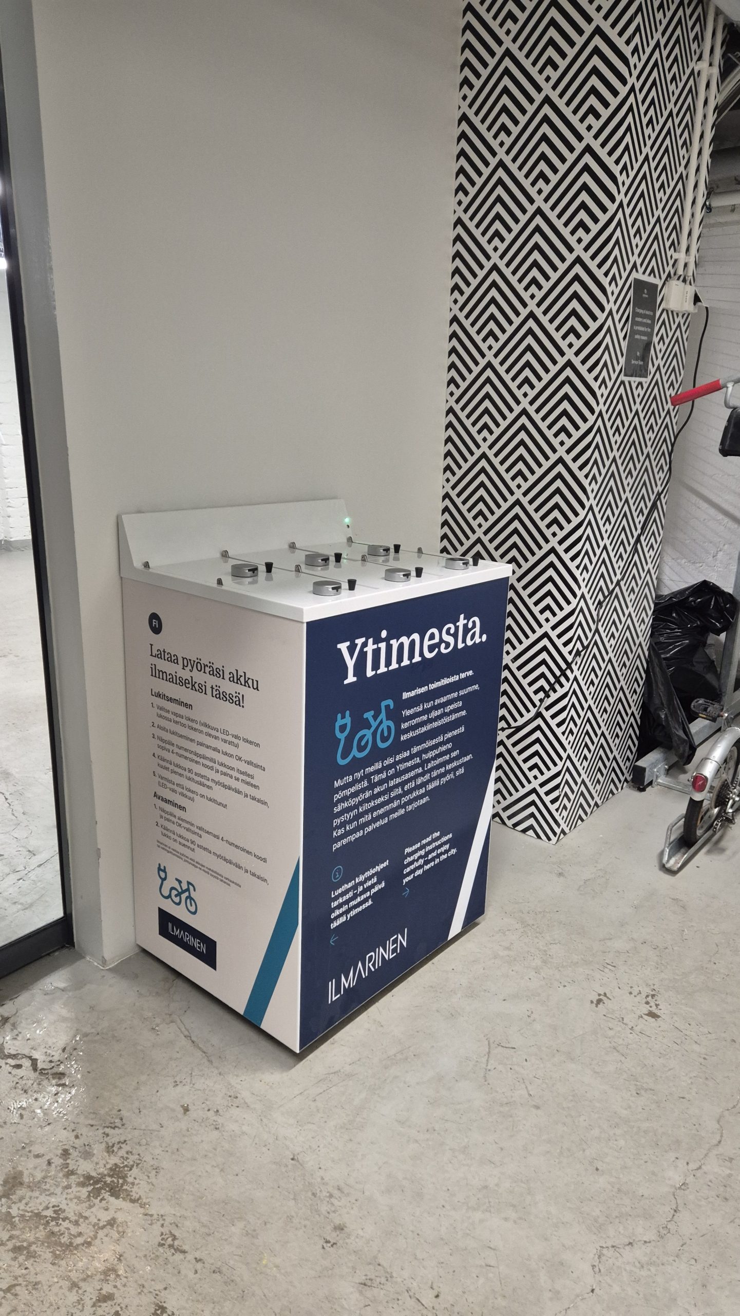 Kuvassa Ilmarinen toimitilojen sähköpyörien lataamiseen tehty Lataus